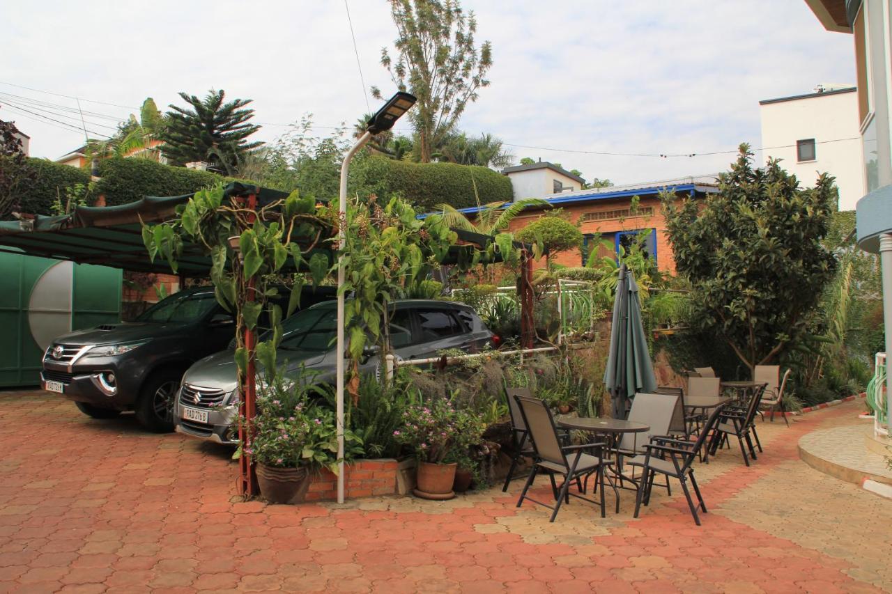 Umusambi B&B Кигали Экстерьер фото