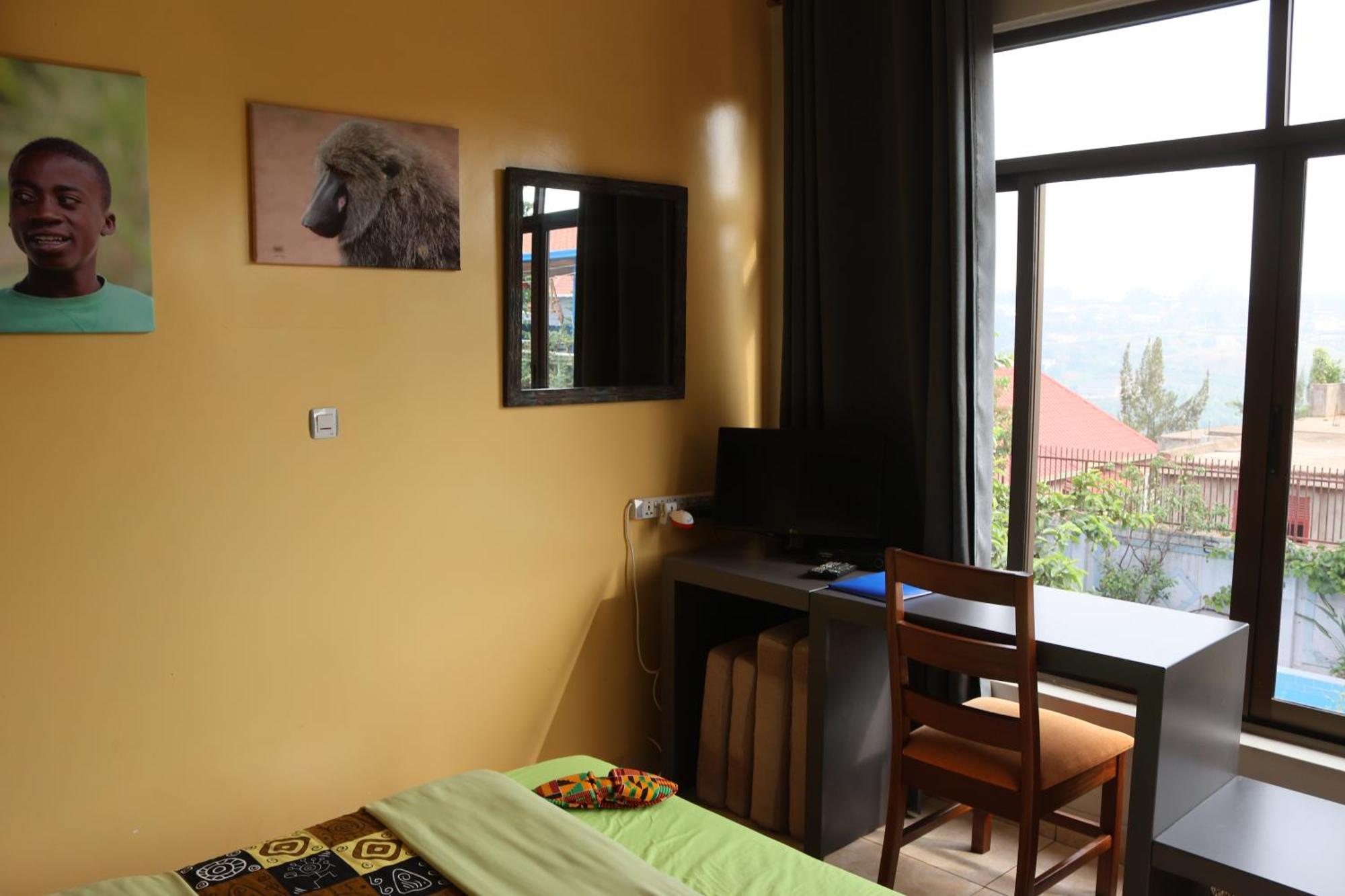 Umusambi B&B Кигали Экстерьер фото