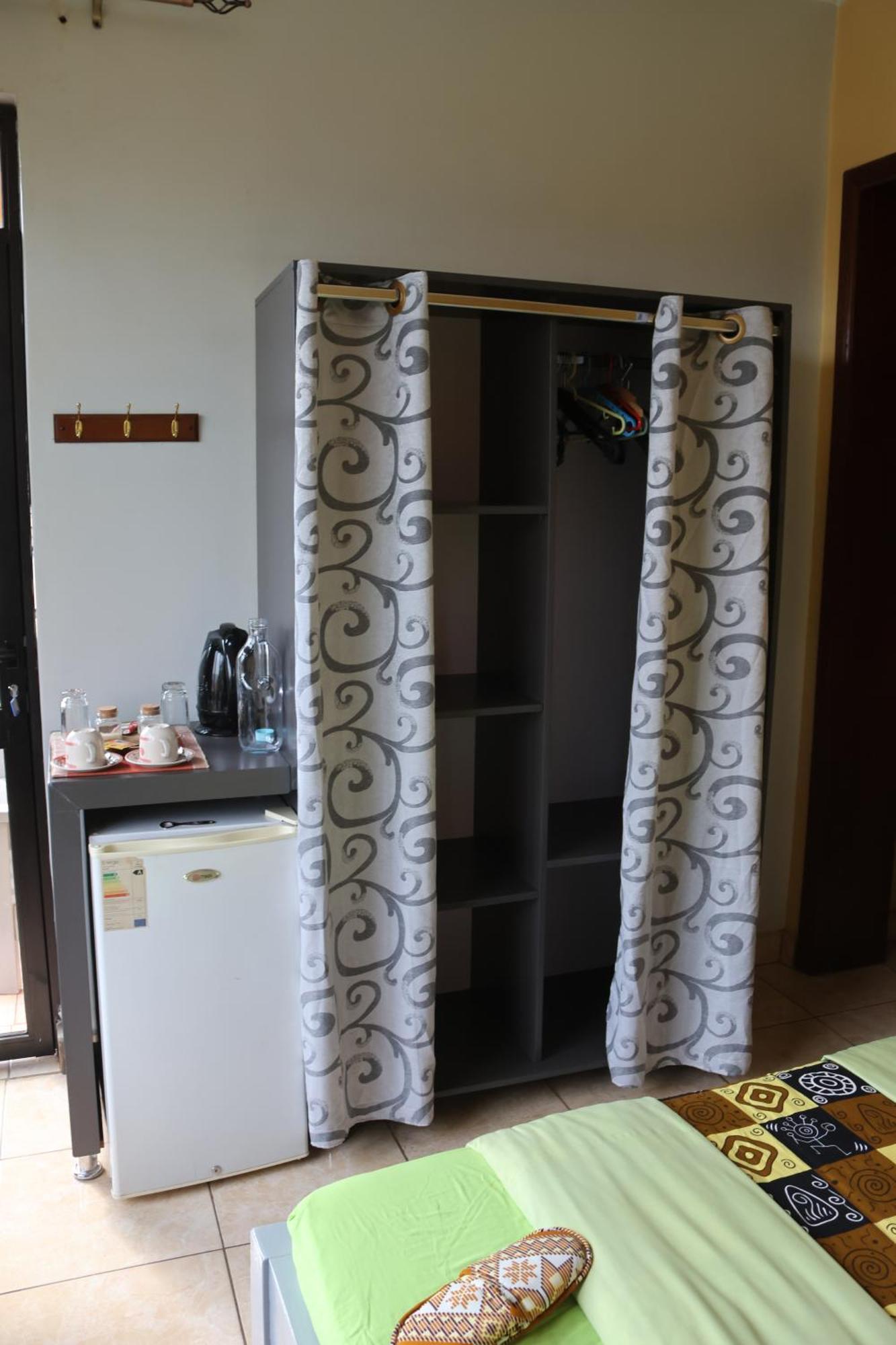 Umusambi B&B Кигали Экстерьер фото
