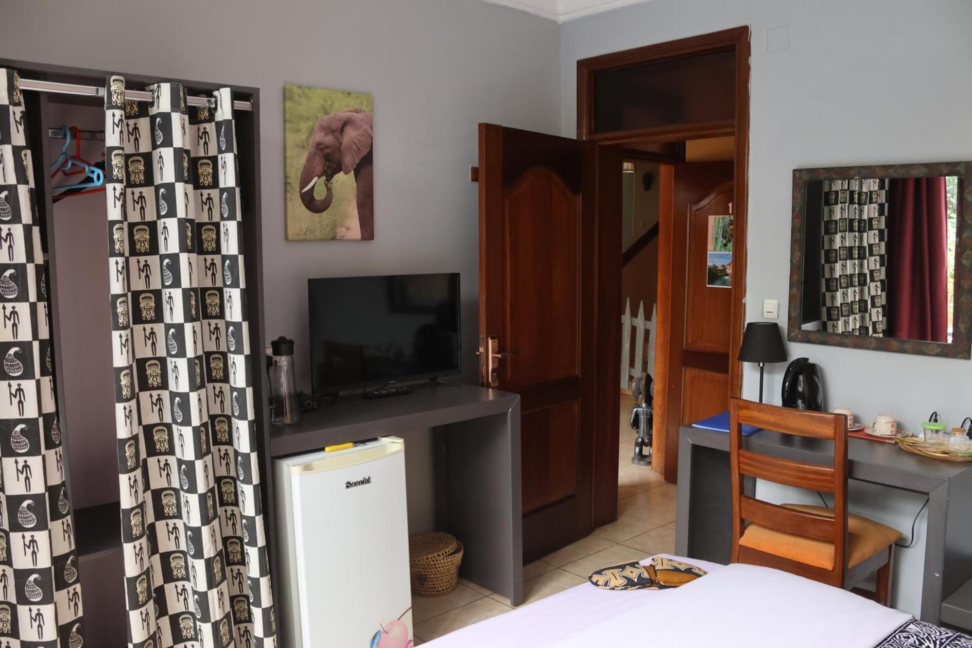 Umusambi B&B Кигали Экстерьер фото
